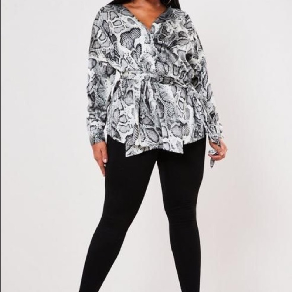 PLUS SZE GREY SNAKE TIE WRAP BLOUSE
Grev